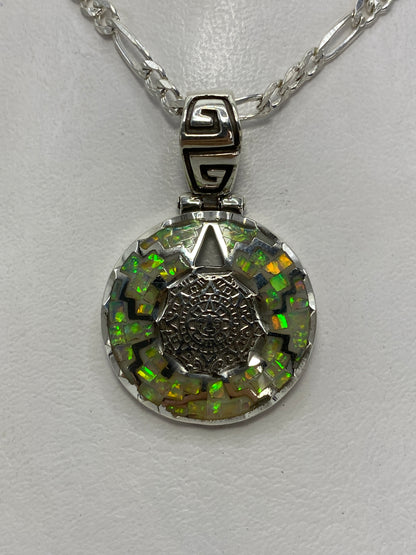Dije de plata prehispánico con ópalo de fuego multicolor suspendido en cadena de figaro