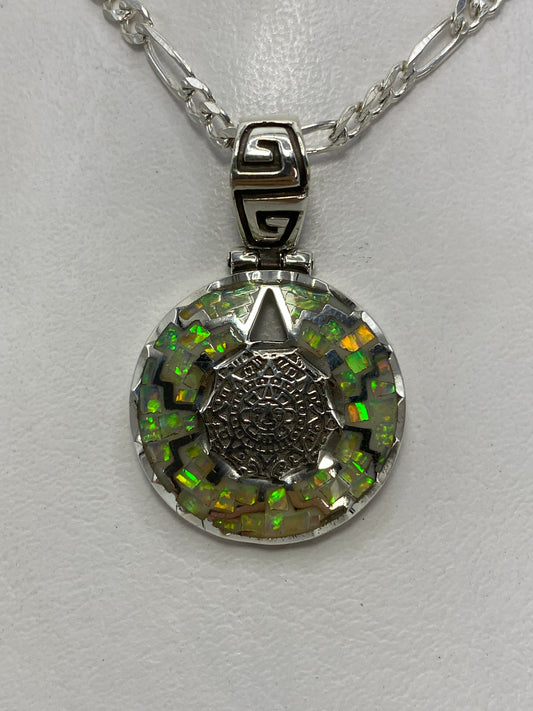 Dije de plata prehispánico con ópalo de fuego multicolor suspendido en cadena de figaro