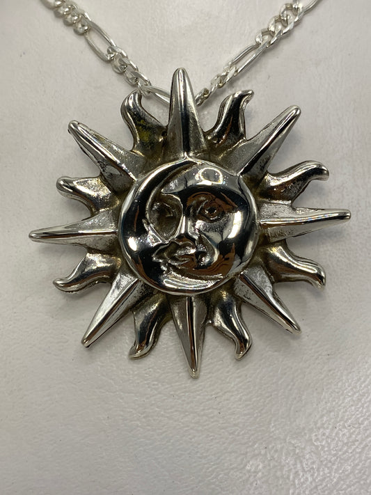 Dije de plata .925 con diseño de sol y luna de Taxco, frente