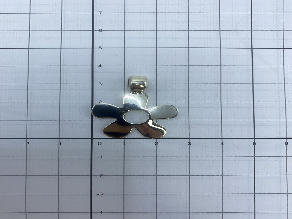 Dije sobre escala de centímetros mostrando tamaño real de 3 × 2 cm