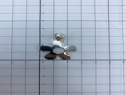 Dije sobre escala de centímetros mostrando tamaño real de 3 × 2 cm