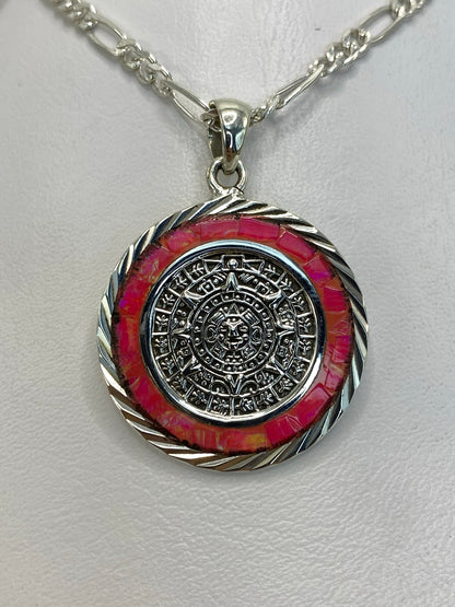 Dije de plata .950 con Calendario Azteca en relieve y ópalo de fuego rosa en el centro, colgado de cadena de plata