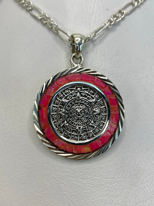 Dije de plata .950 con Calendario Azteca en relieve y ópalo de fuego rosa en el centro, colgado de cadena de plata