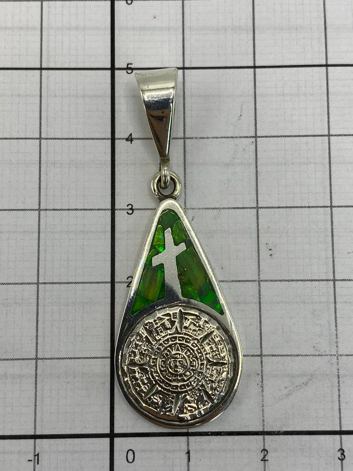 Dije sobre fondo blanco mostrando el Quinto 950 grabado y el sello MÉXICO