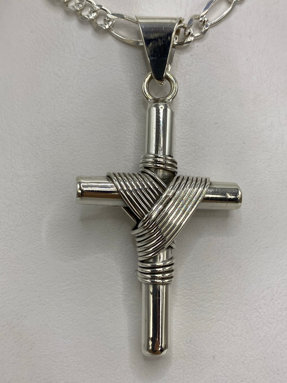 Dije cruz de plata 925 con hilos tejidos, 6 cm, colgando de una cadena de eslabones