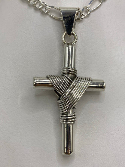 Dije cruz de plata 925 con hilos tejidos, 6 cm, colgando de una cadena de eslabones