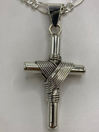 Detalle de los hilos de plata tejidos alrededor del cuerpo de la cruz