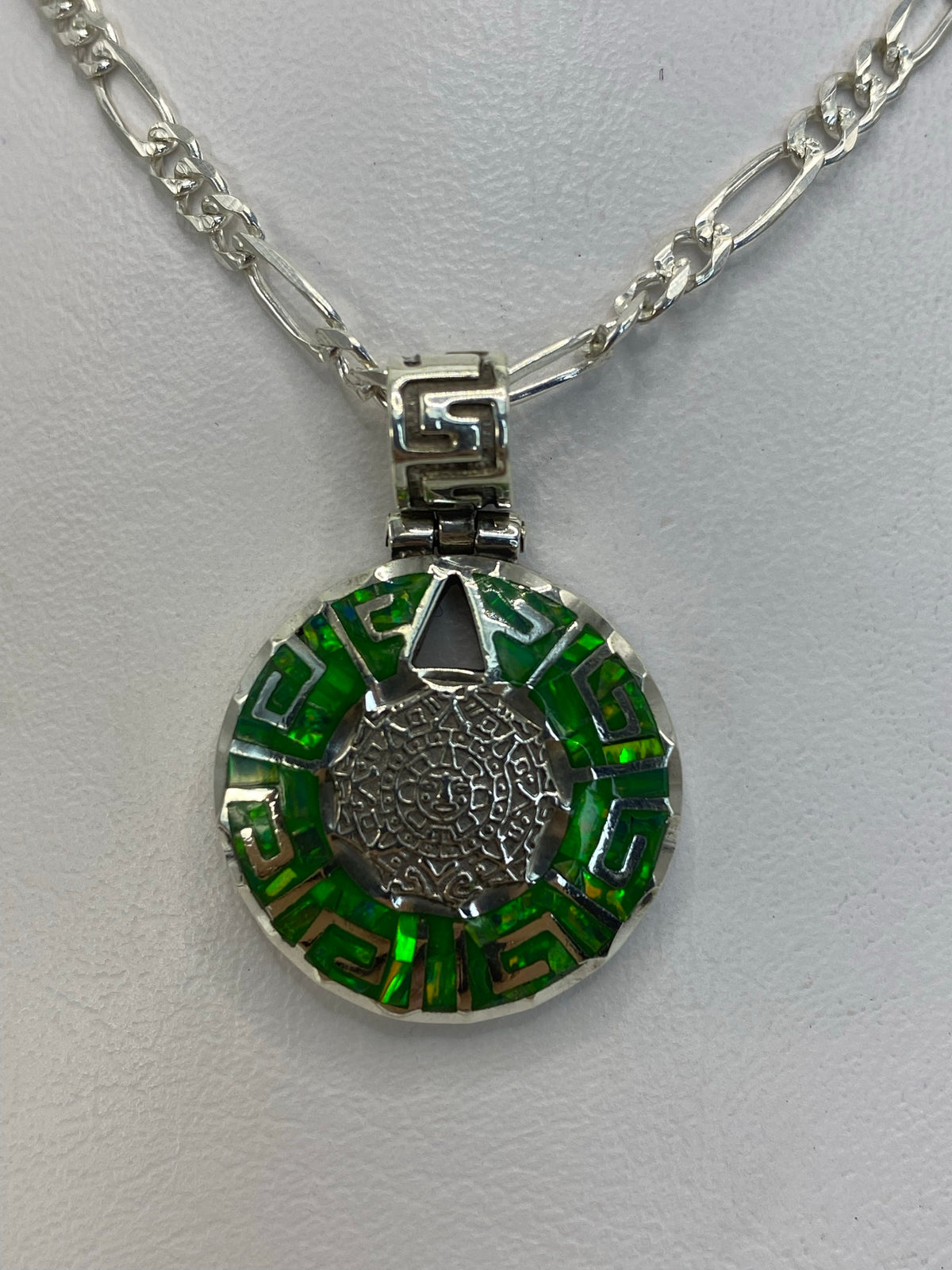 Dije de plata .950 con Calendario Azteca en relieve y Ópalo de Fuego verde engastado