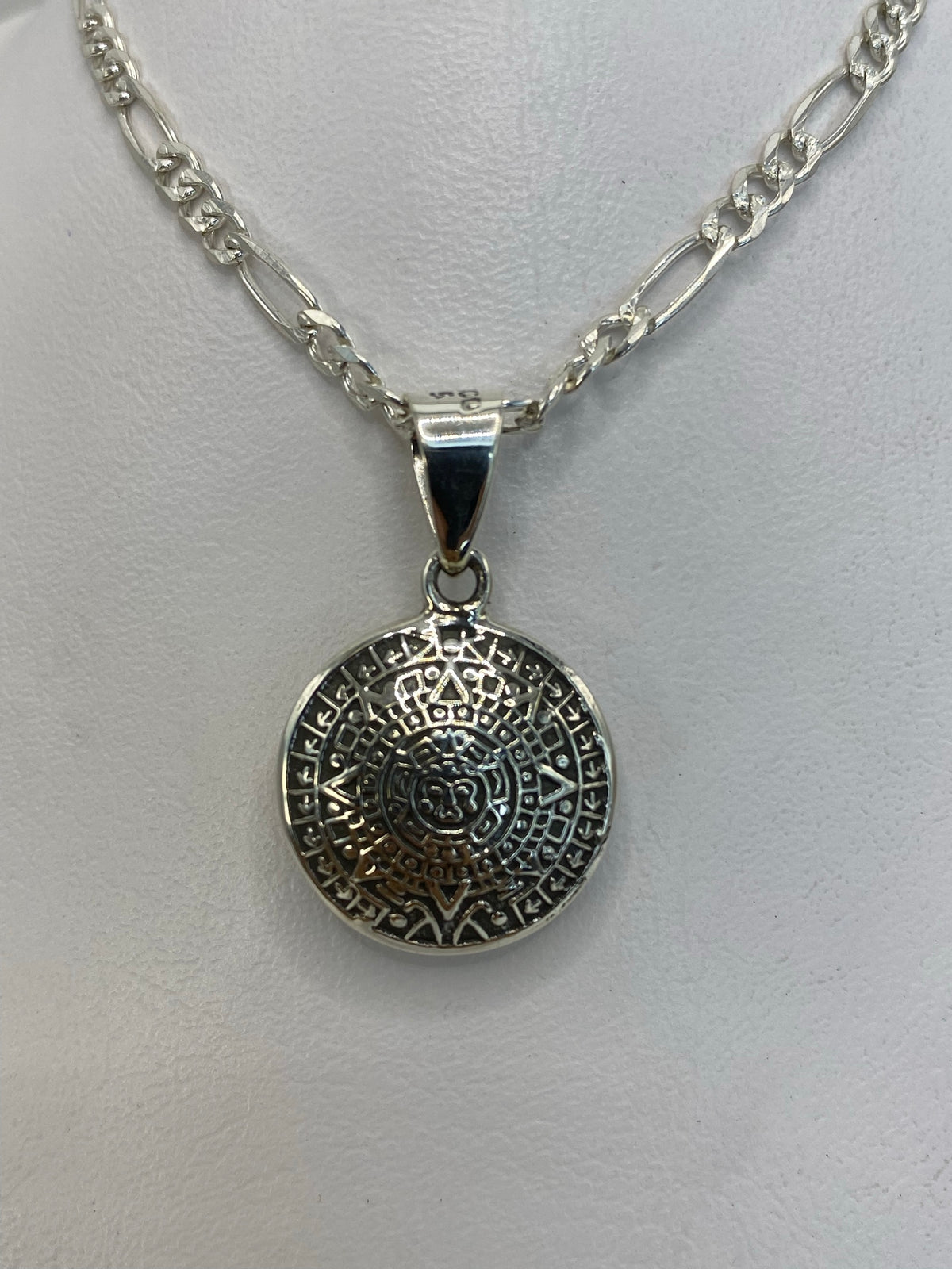 Dije colgante de Calendario Azteca en plata .925, mostrando los detalles calados del símbolo solar