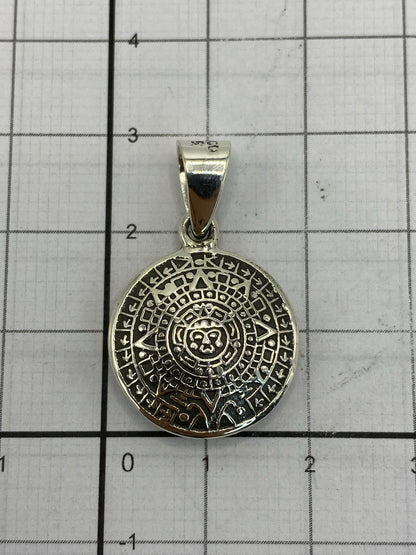 Dije de Calendario Azteca sobre fondo blanco, mostrando el anillo de conexión y el acabado pulido