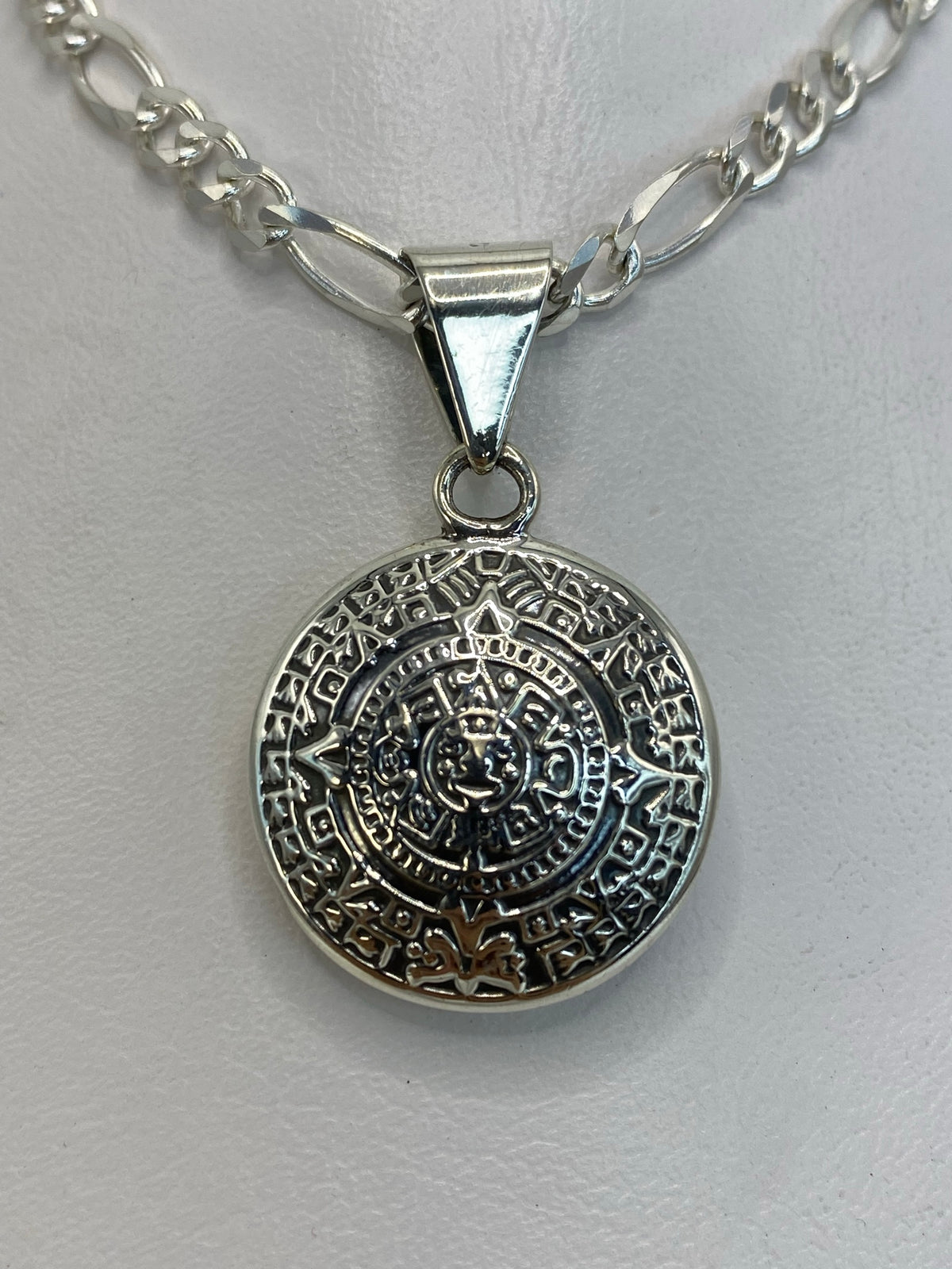 Dije de plata calendario azteca prehispánico sobre cadena Figaro — Taxco .925