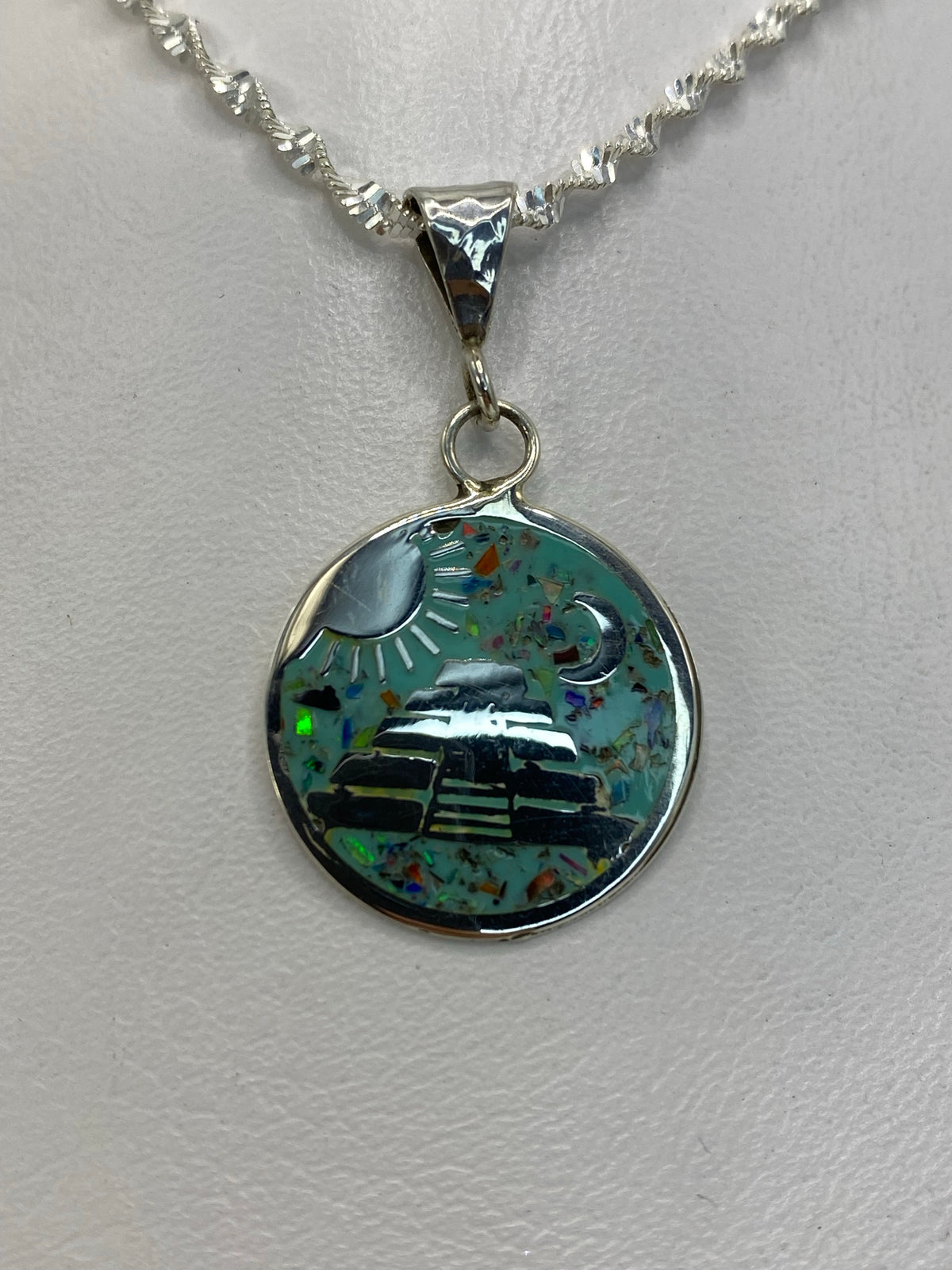 Dije de plata .925 con Ópalo de Fuego multicolor, grabado con sol y luna, colgante sobre cadena de eslabones