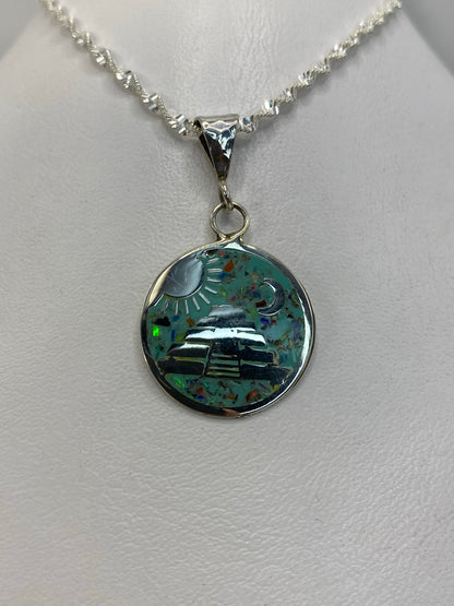 Detalle del Ópalo de Fuego multicolor engastado en plata, mostrando tonos verdes, naranjas y azules
