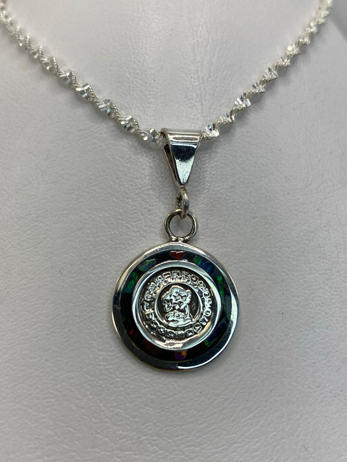 Dije de plata ópalo de fuego multicolor con colores naranjas, rojos y amarillos, colgado en cadena plateada