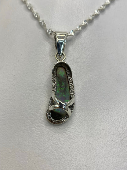 Dije de plata .950 con ópalo de fuego azul engastado, colgando de cadena plateada