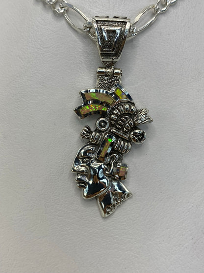 Dije prehispánico de plata .950 con rostro tallado y ópalo de fuego blanco
