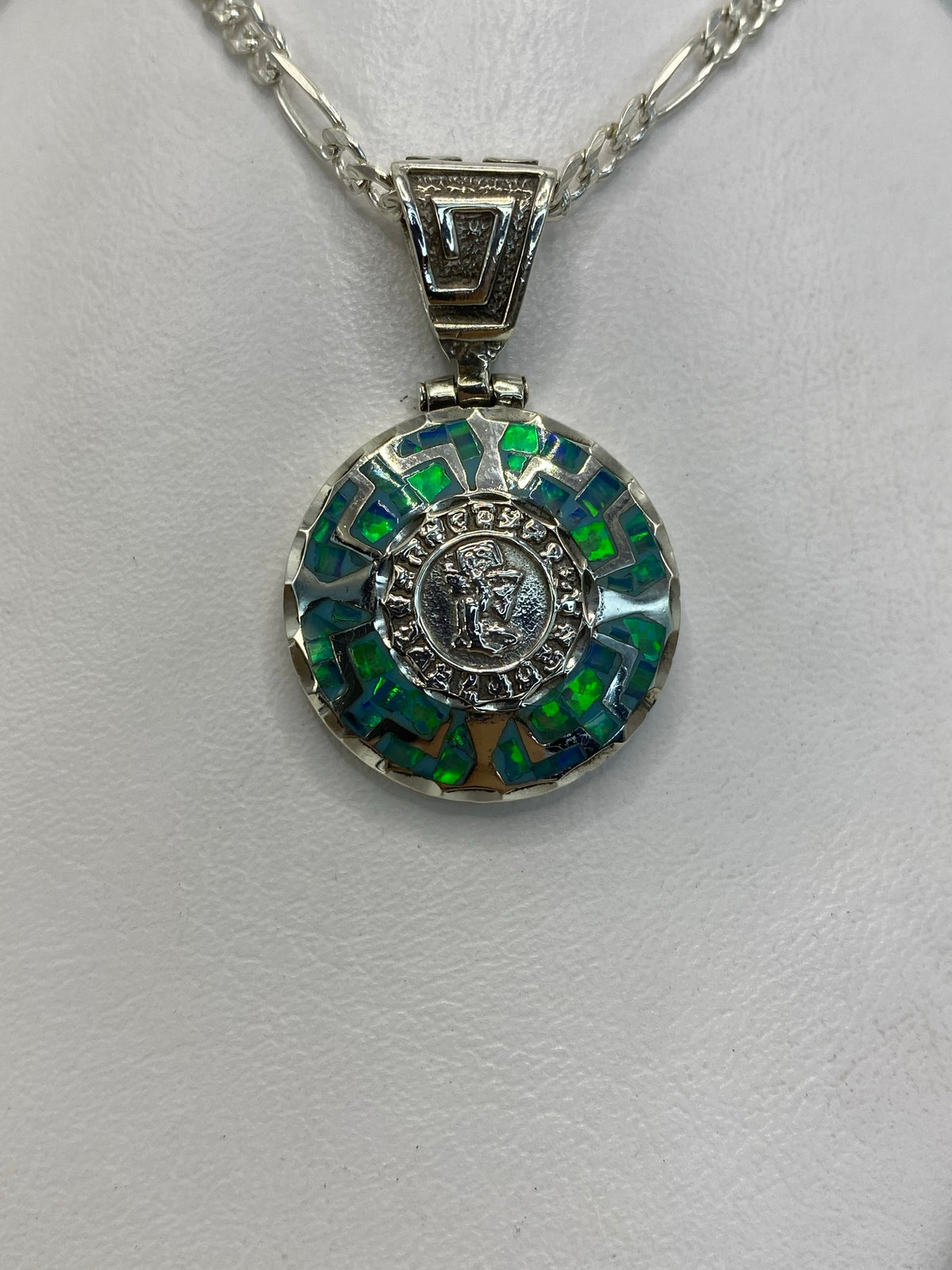 Detalle del Ópalo de Fuego azul engastado a mano en plata .925
