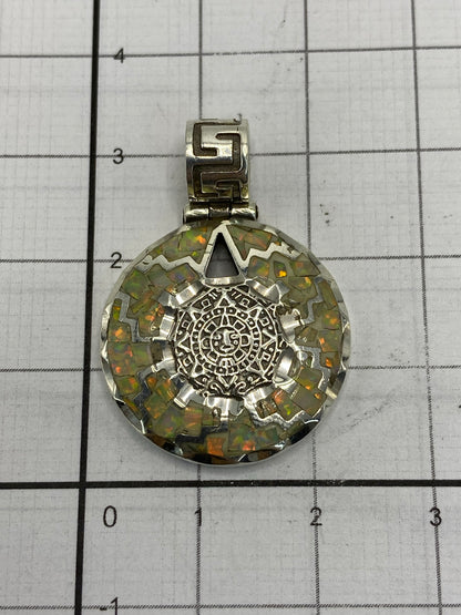 Dije de plata .950 sobre fondo blanco, mostrando el Quinto y la dimensión de 3 × 2 cm