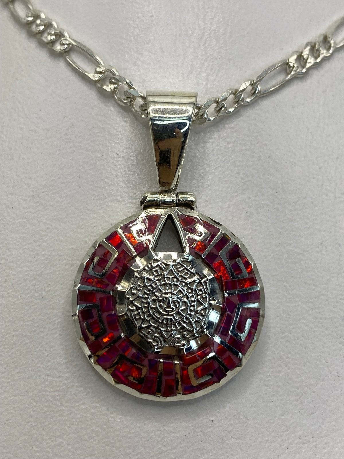Detalle del engaste a mano del ópalo de fuego en plata .950