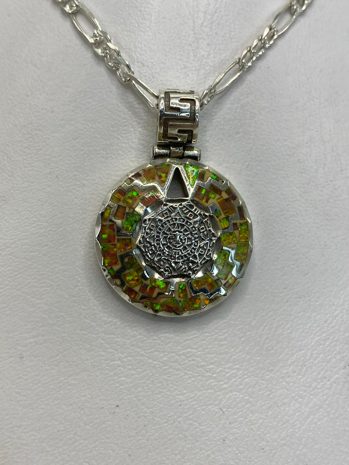 Dije prehispánico de plata .950 con ópalo de fuego multicolor, relieve tallado de símbolo circular azteca