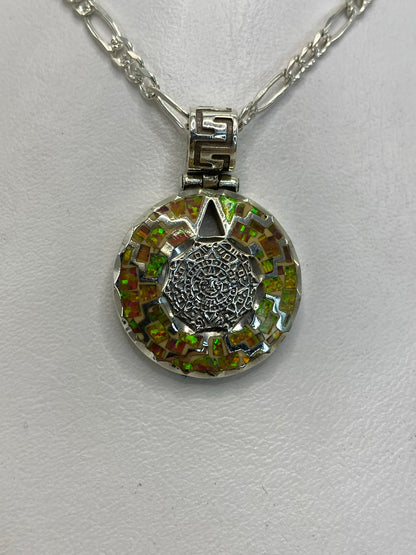 Dije prehispánico de plata .950 con ópalo de fuego multicolor, relieve tallado de símbolo circular azteca
