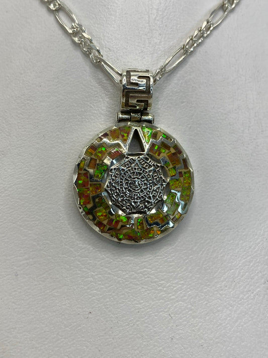 Dije prehispánico de plata .950 con ópalo de fuego multicolor, relieve tallado de símbolo circular azteca