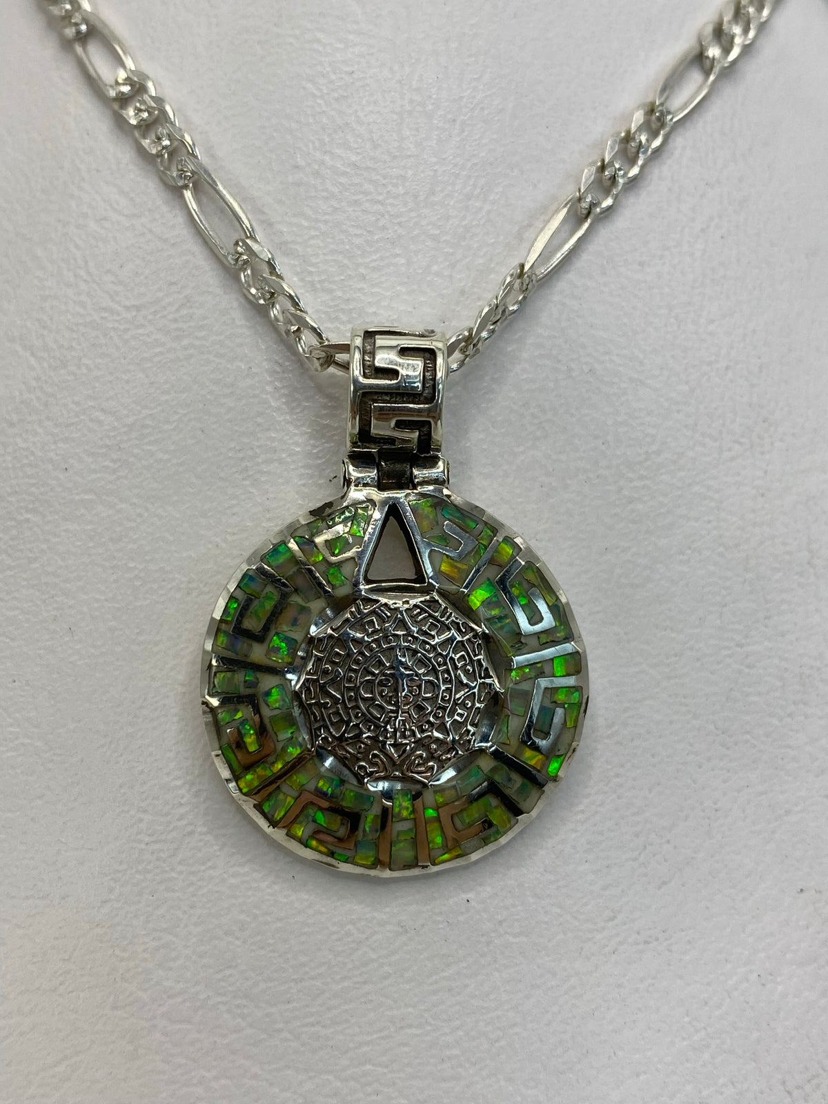 Dije prehispánico de plata .950 con ópalo de fuego verde, patrón de calendario azteca en relieve