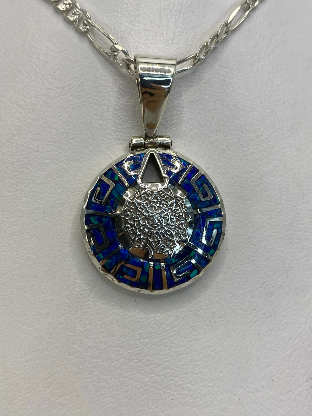 Dije de plata .950 con ópalo de fuego azul y triángulos geométricos prehispánicos de Taxco