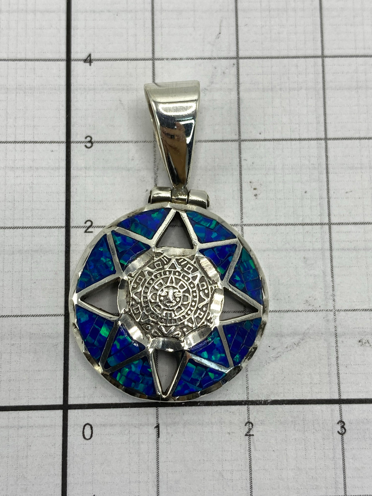 Dije sobre escala de centímetros — 3.5 cm de largo, joyería de Taxco