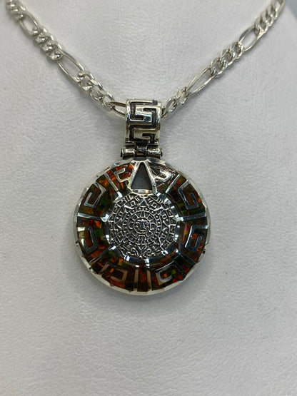 Dije Calendario Azteca de plata .950 con ópalo de fuego multicolor, colgado en cadena plateada