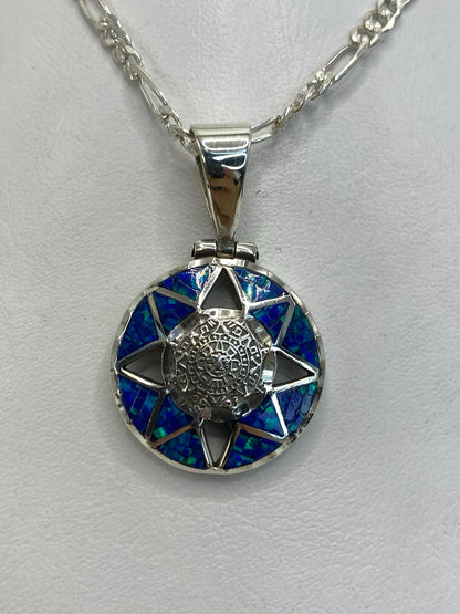 Dije prehispánico de plata .950 con ópal de fuego azul y triángulos facetados, suspendido de cadena
