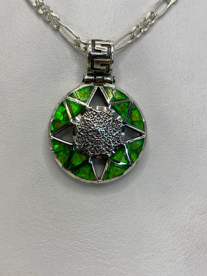 Dije de plata .950 con Calendario Azteca y Ópalo de Fuego verde en cadena