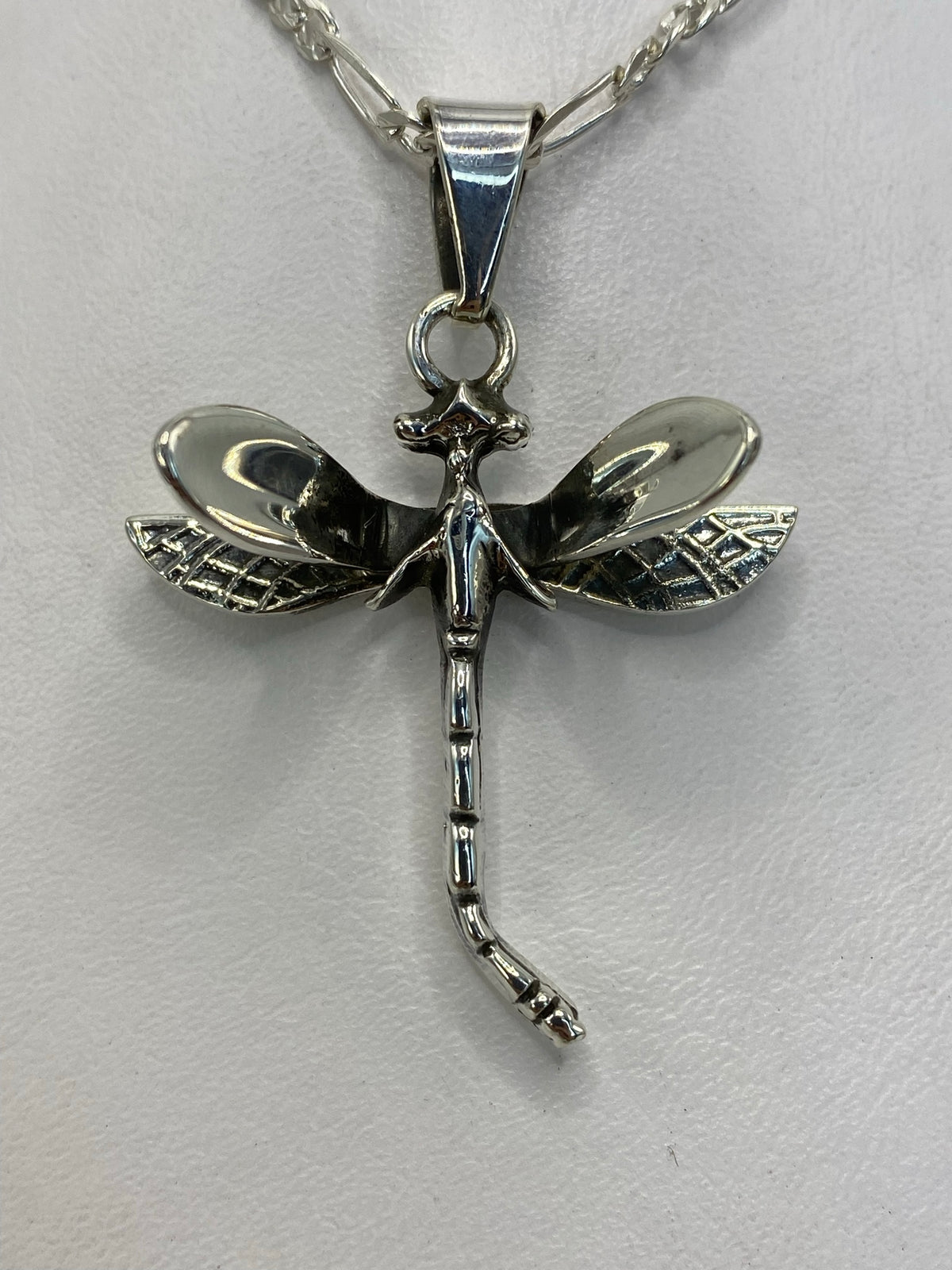Dije libélula de plata .925 de Taxco con alas texturizadas y cuerpo escultural