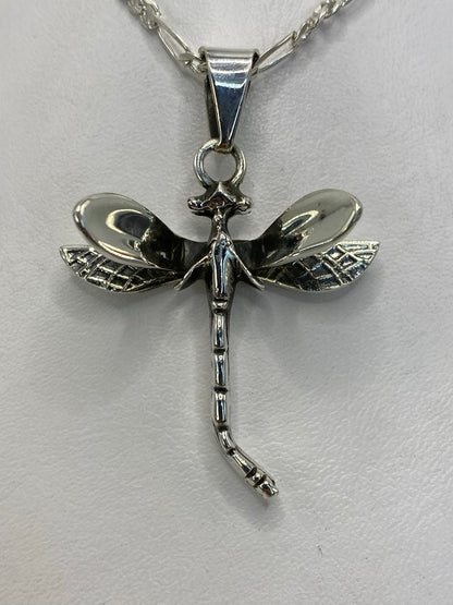 Dije libélula de plata .925 de Taxco con alas texturizadas y cuerpo escultural
