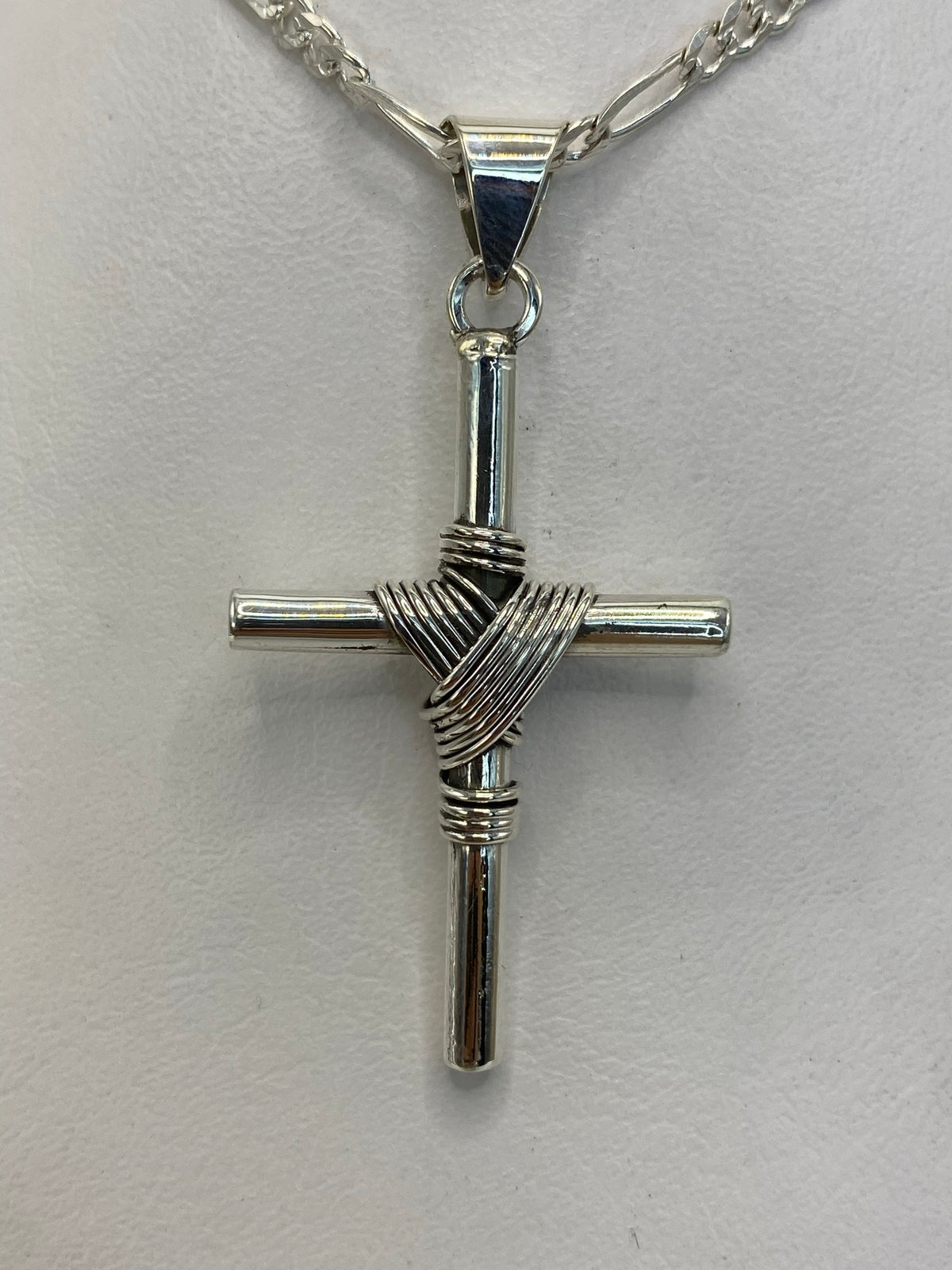 Dije de cruz en plata .925 de Taxco con técnica combinada enrollada, 5 cm de largo