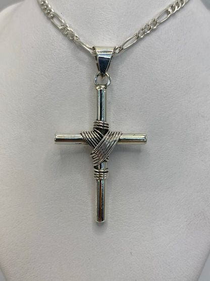 Detalle de la filigrana enrollada en la cruz de plata — técnica combinada de Taxco
