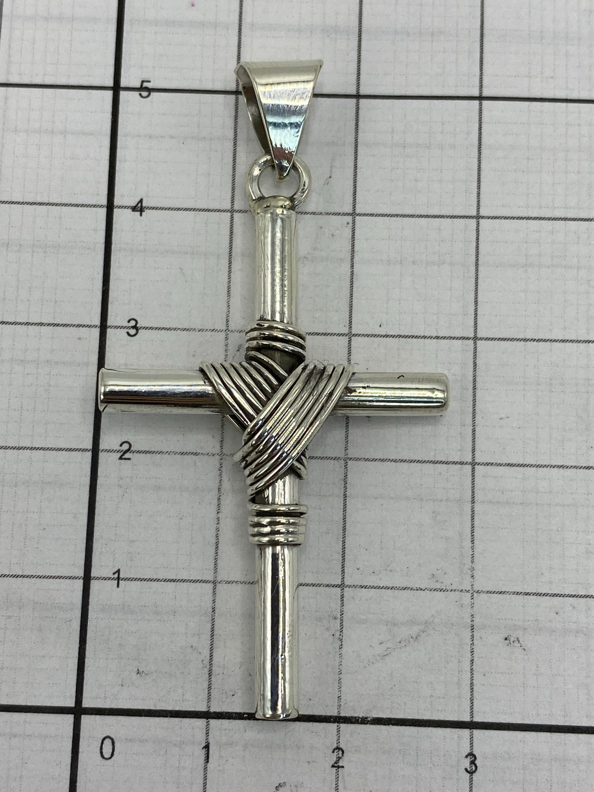 Cruz de plata .925 con el Quinto de autenticidad, vista frontal con cadena Figaro