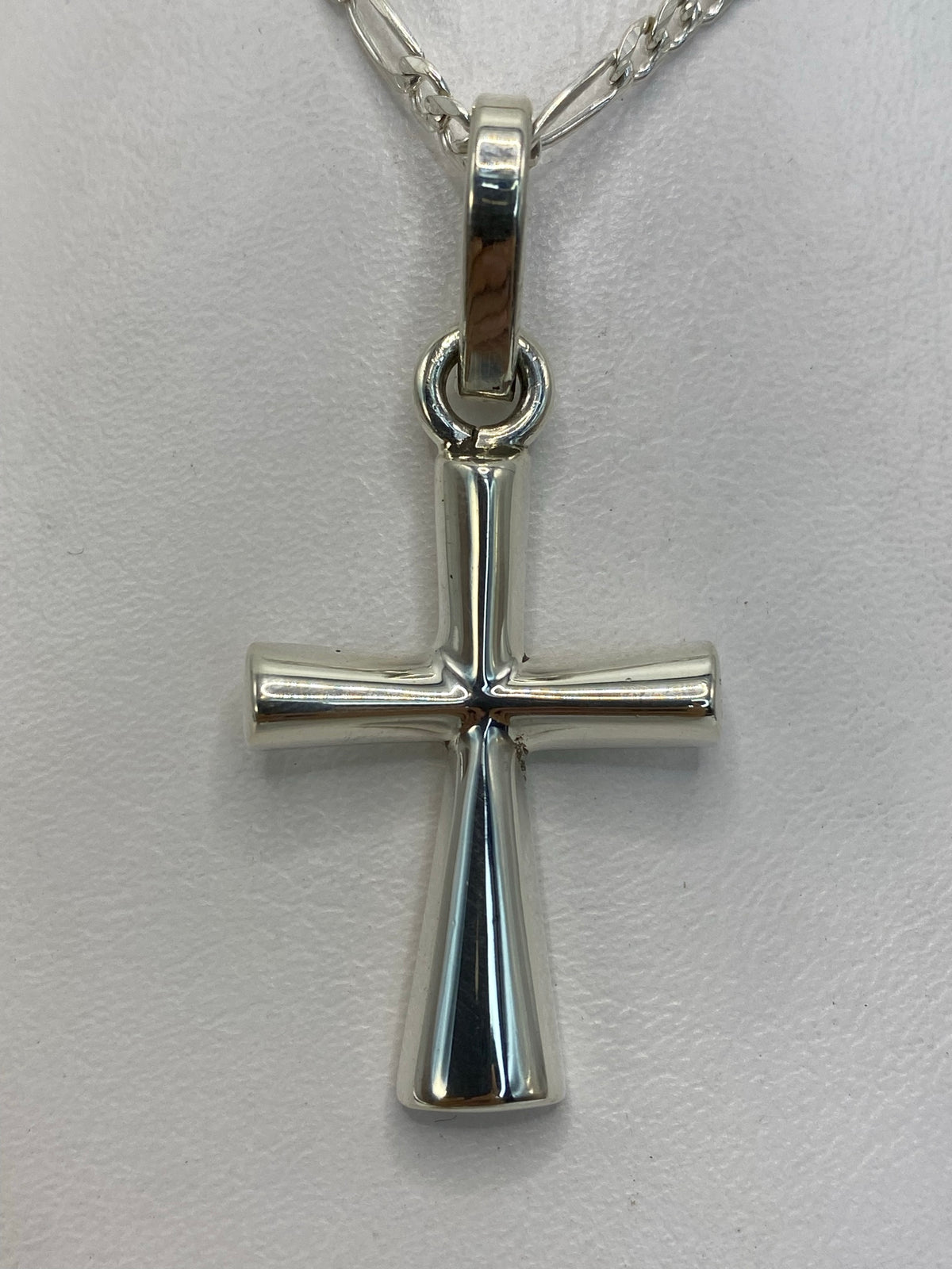 Dije cruz de plata .925 sobre cadena delgada, brillo pulido en fondo blanco