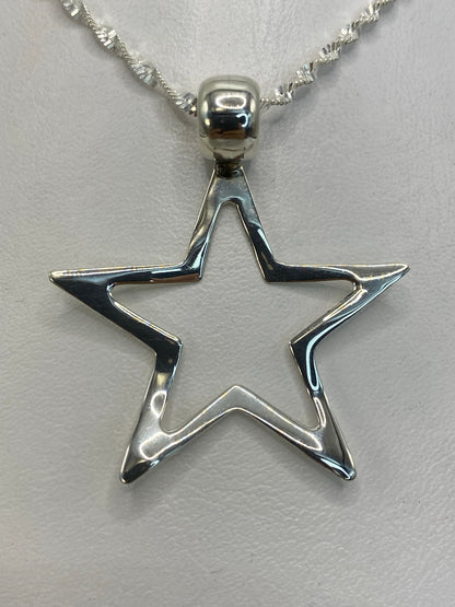Dije de plata estrella minimalista de 4 cm, colgando de cadena plateada