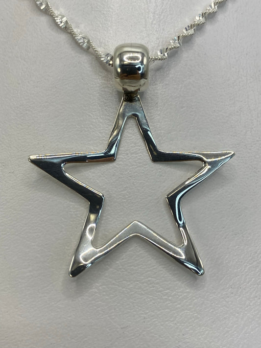 Dije de plata estrella minimalista de 4 cm, colgando de cadena plateada