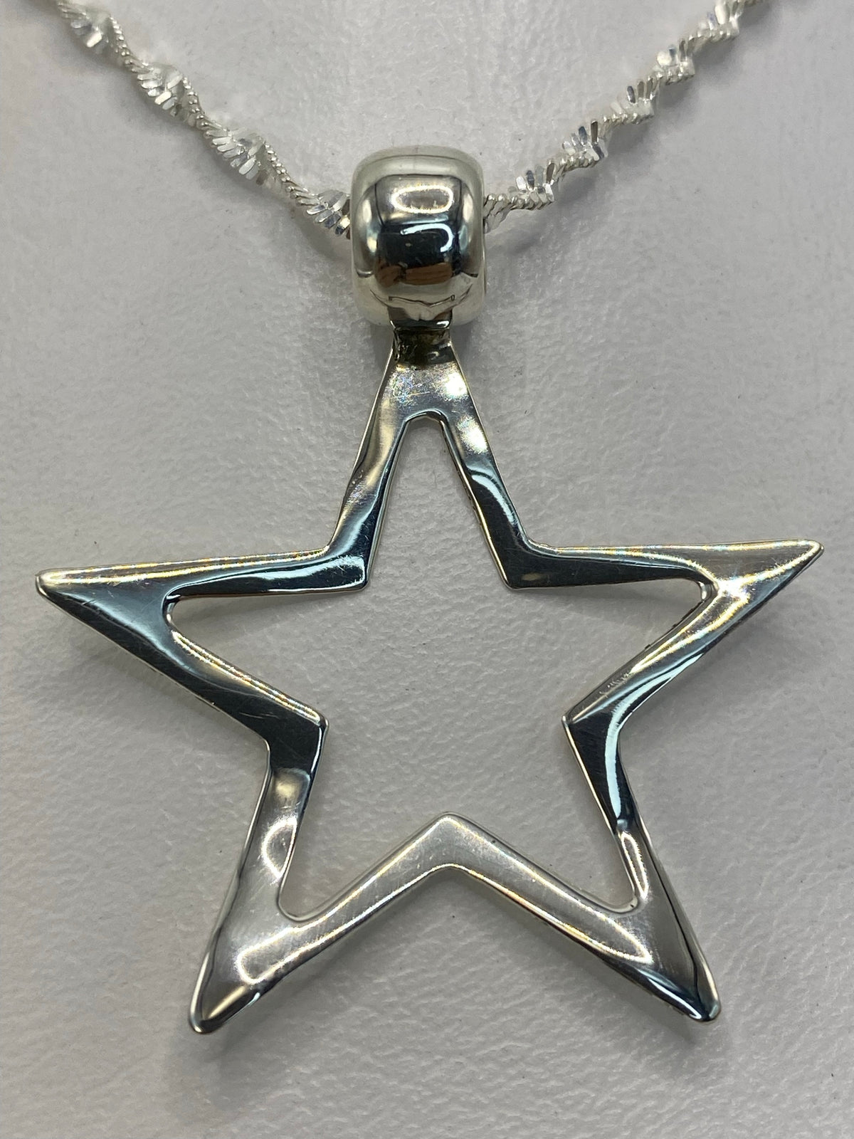 Medida del dije estrella de 4 cm sobre regla centimétrica