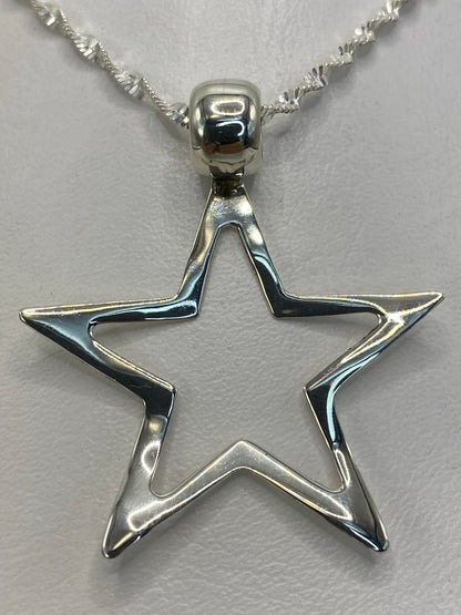 Medida del dije estrella de 4 cm sobre regla centimétrica