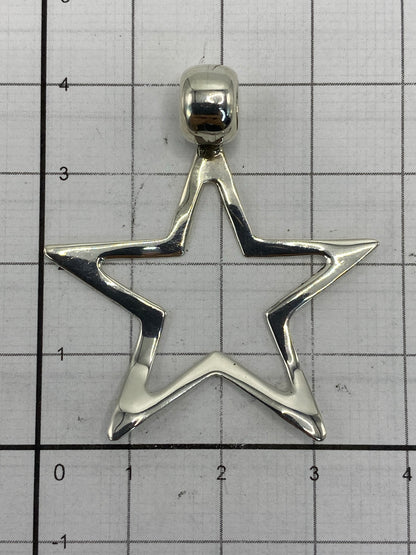 Dije estrella de plata con Quinto grabado en la base, detalle