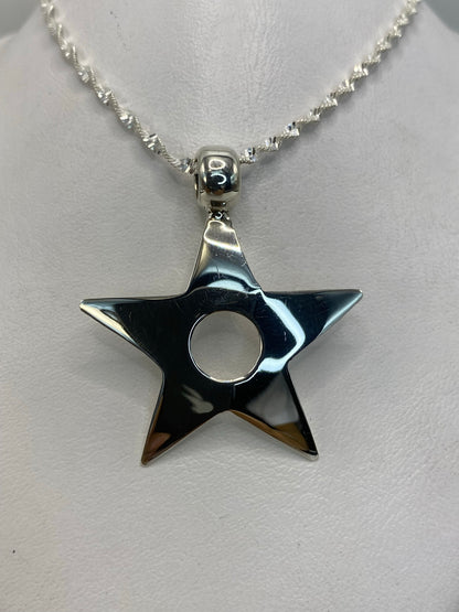 Detalle de la estrella de plata .925 mostrando el relieve geométrico
