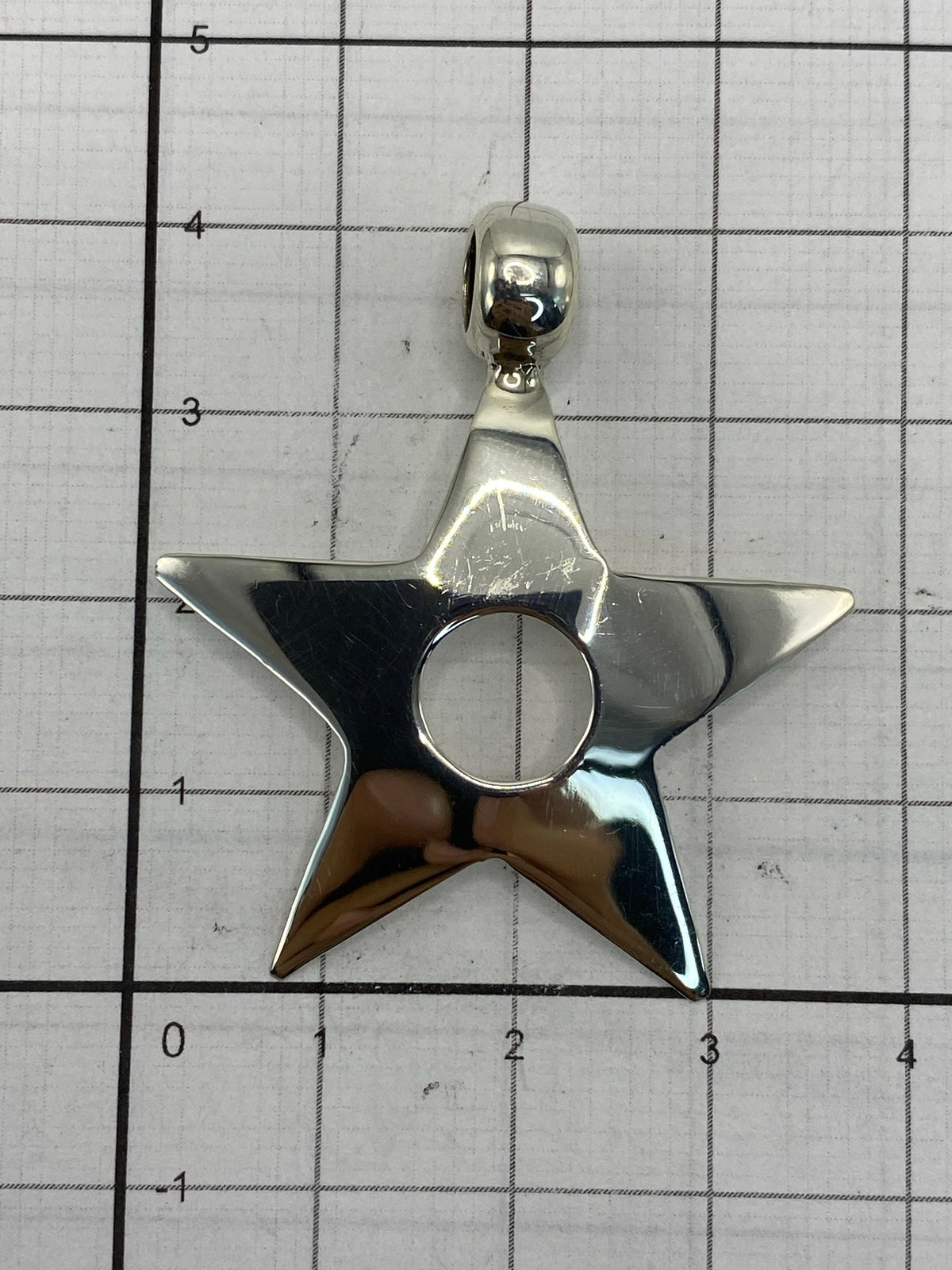 Estrella de plata con Quinto .925 grabado en la parte posterior