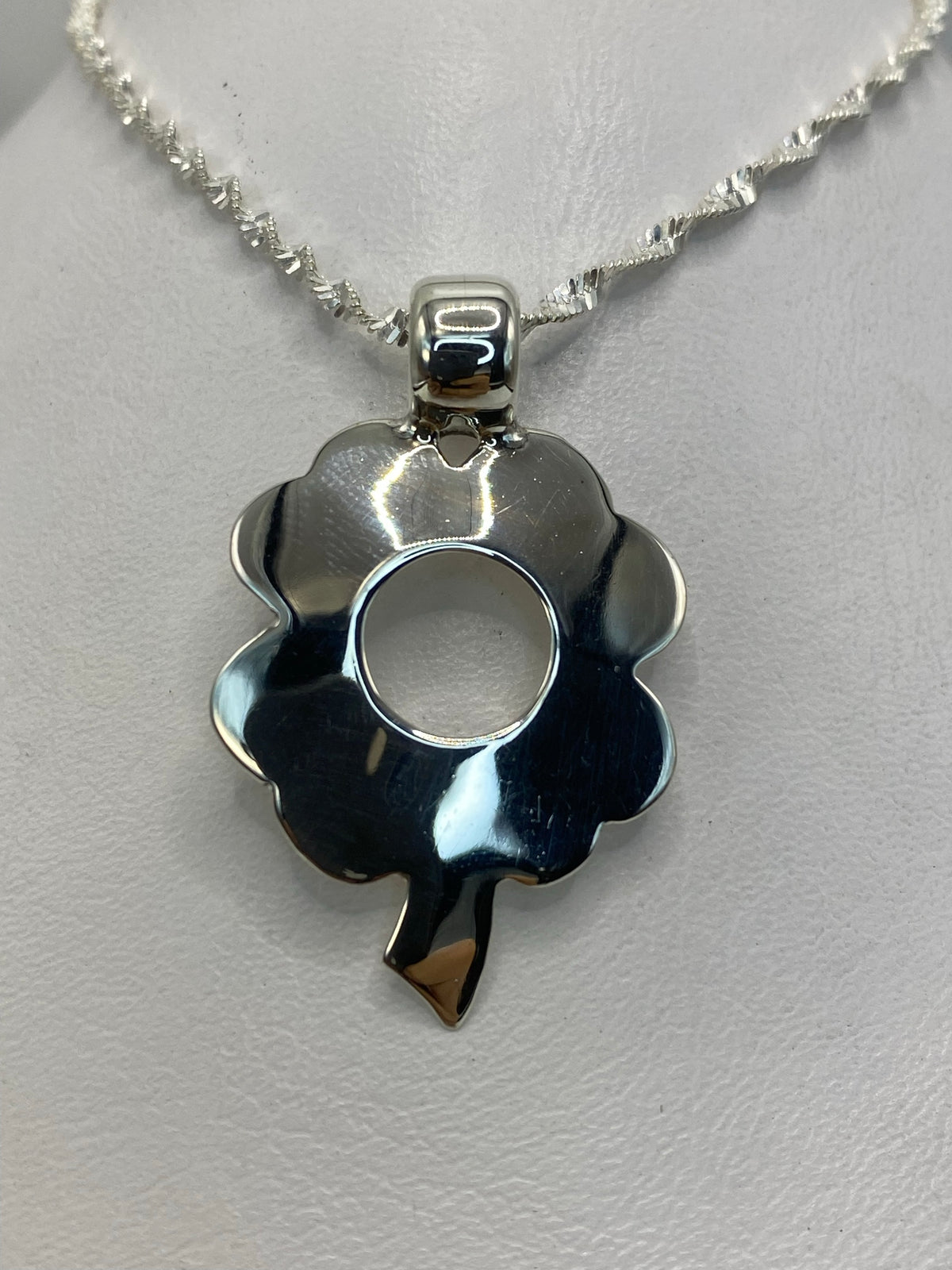 Dije floral de plata .925 con Quinto, 4 cm de largo, diseño simétrico pulido