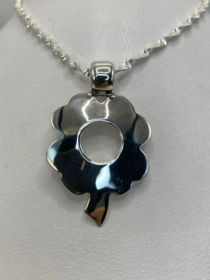 Dije floral de plata .925 con Quinto, 4 cm de largo, diseño simétrico pulido