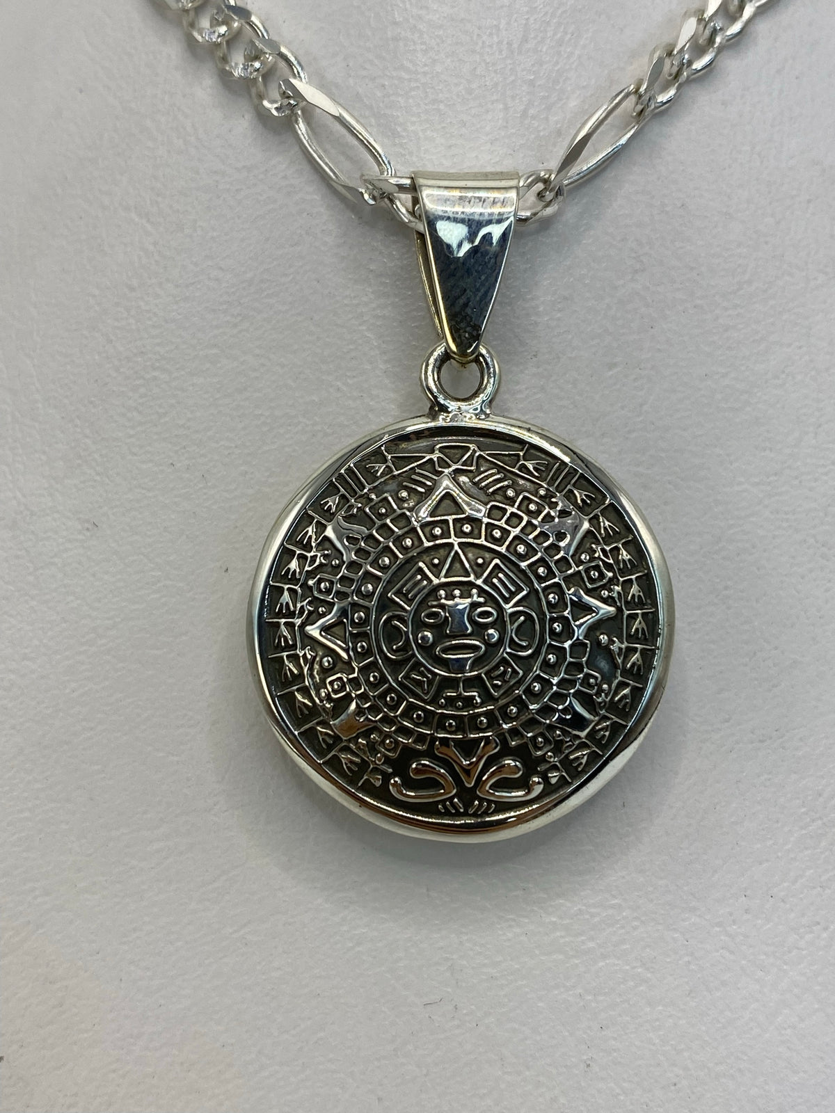 Dije de plata con calendario azteca completo, colgado de cadena elegante