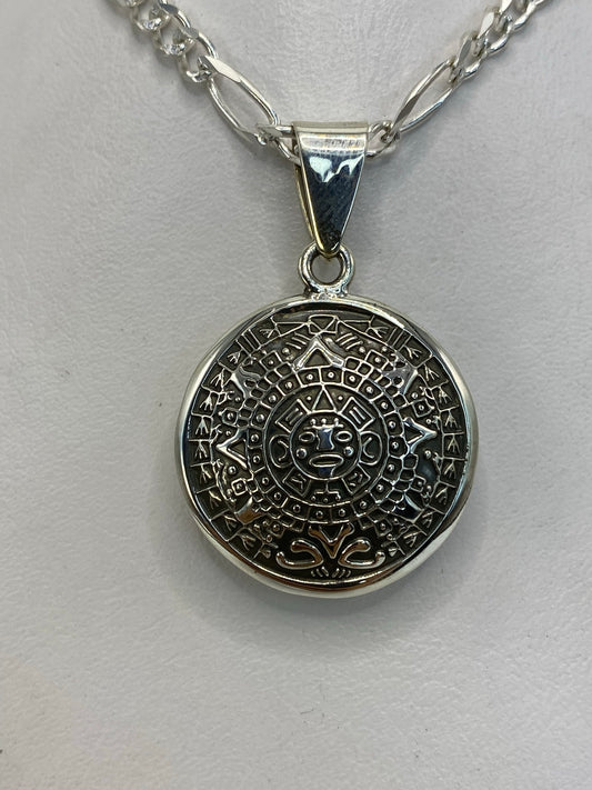 Dije de plata con calendario azteca completo, colgado de cadena elegante