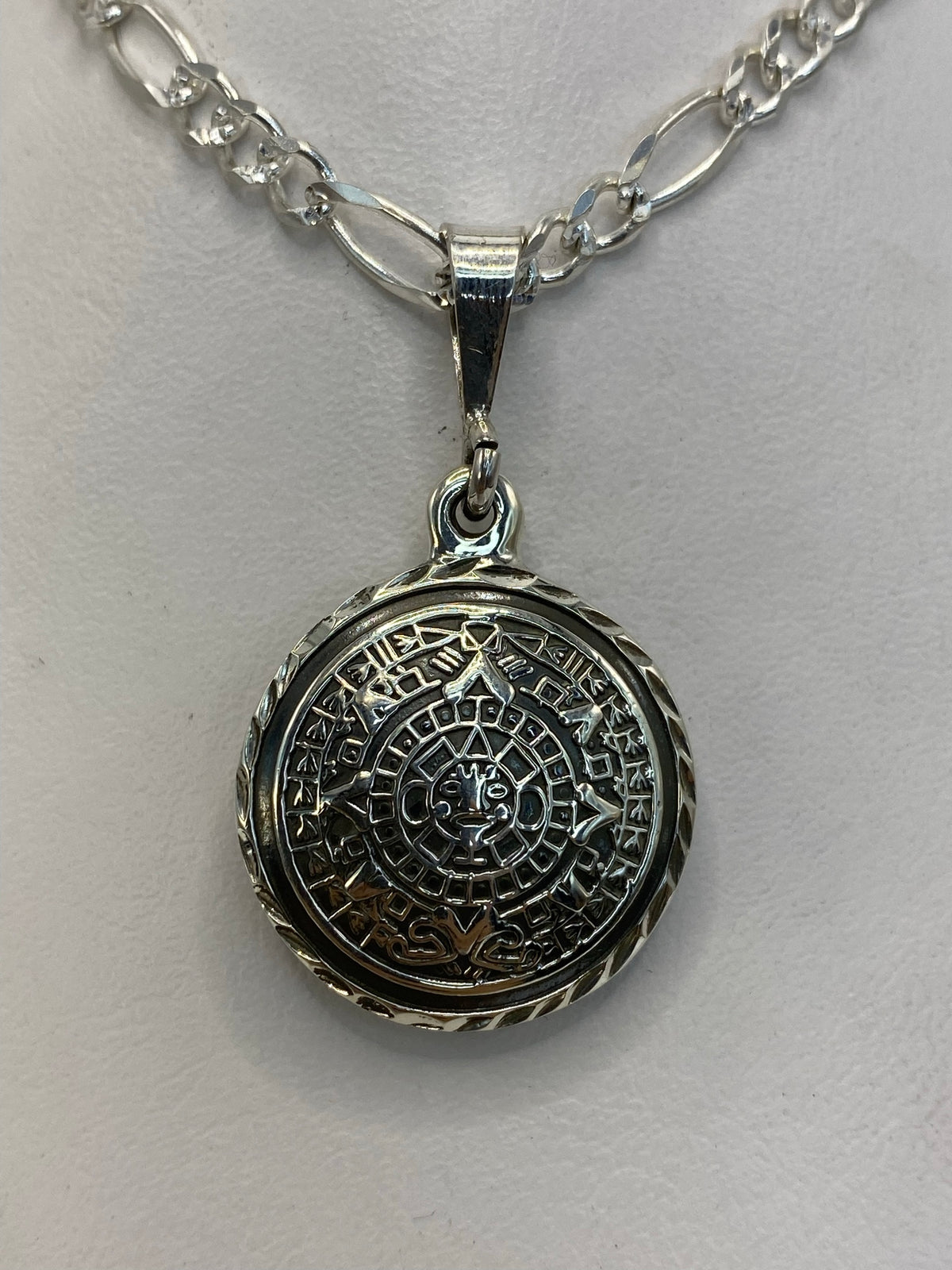 Dije de plata .925 con calendario azteca prehispánico detallado en Taxco